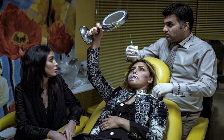 Бита и ее подруга Шабнам в офисе пластического хирурга в Тегеране.