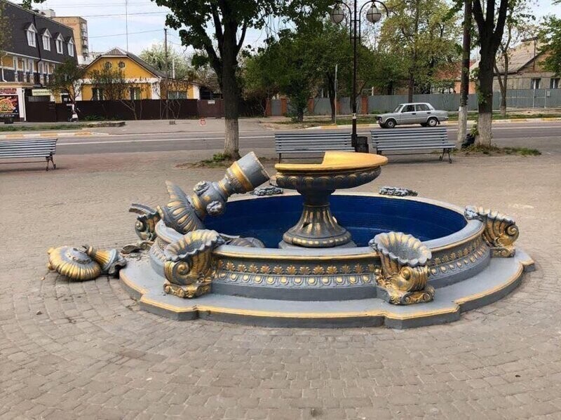 Украинка сломала фонтан, пытаясь сделать на нем фотографию