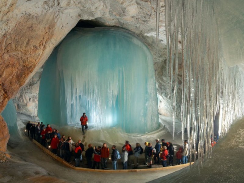 10. Ледяная пещера Айсризенвельт