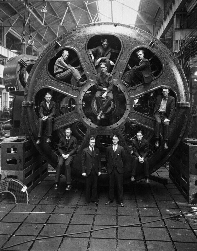 Студенты-инженеры позируют рядом с мотором, который они помогали спроектировать, на заводе компании General Electric, 1928 год.