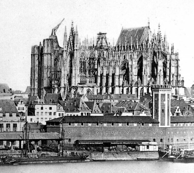 Незаконченный Кельнский собор в 1856 году, в том числе огромный средневековый журавль, который возвышался над южной башней с момента прекращения строительства в 1400-х годах.