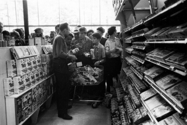 Американская выставка в Сокольниках. Здесь советским гражданам показывают работу супермаркета. 1959 год.