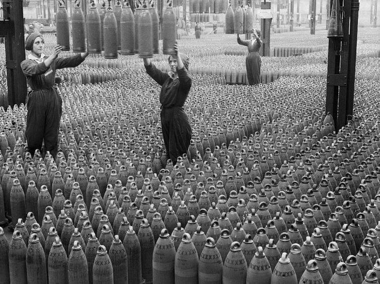 Женщины–работницы заполняют взрывчатыми веществами шестидюймовые снаряды для гаубиц, фабрика Shell Filling, Соединённое Королевство Великобритании и Ирландии, 1917 г.