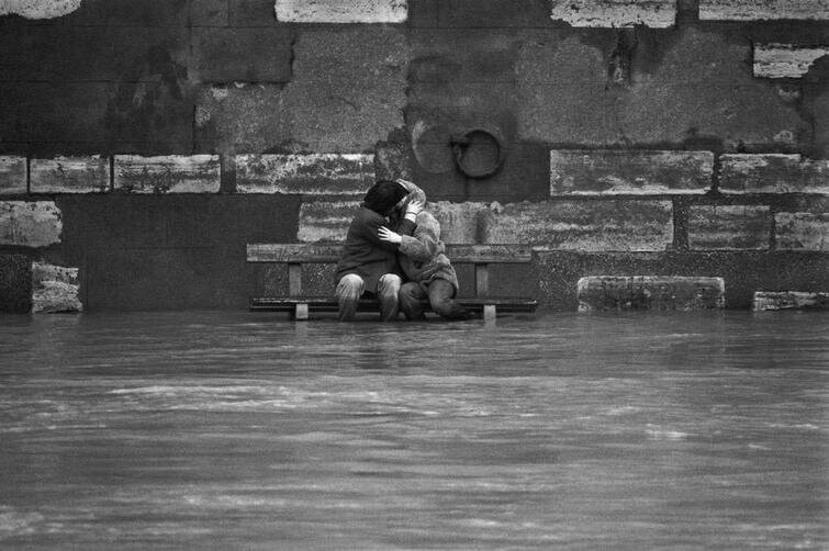 Поцелуй, Париж, 1978 г. Наводнение в феврале 1978 года.