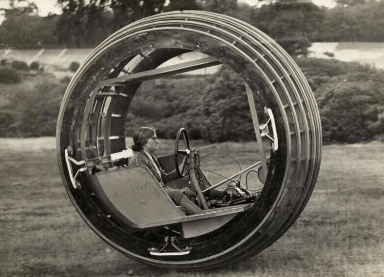 Женщина за рулем экспериментального моноцикла «Dynasphere». Англия, 1931.