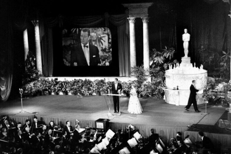 Первый показ церемонии вручения премии Оскар по телевидению, до этого трансляция была по радио, Лос-Анджелес, 1953 год.