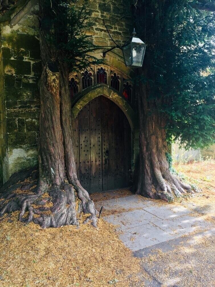 Боковой вход в церковь Св. Эдвардса в Стоу-он-Уолд, Котсуолдс, Англия, вдохновил Толкина когда он придумывал врата в Морию