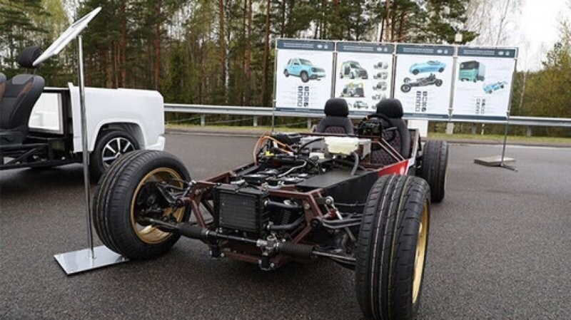 Лукашенко показали автомобиль, способный конкурировать с Тесла