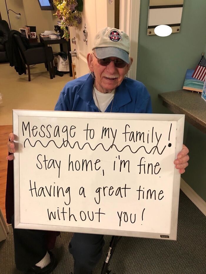 24. "Мой дедушка: "Сообщение для моей семьи. Оставайтесь дома, я в полном порядке. Прекрасно провожу время без вас!"