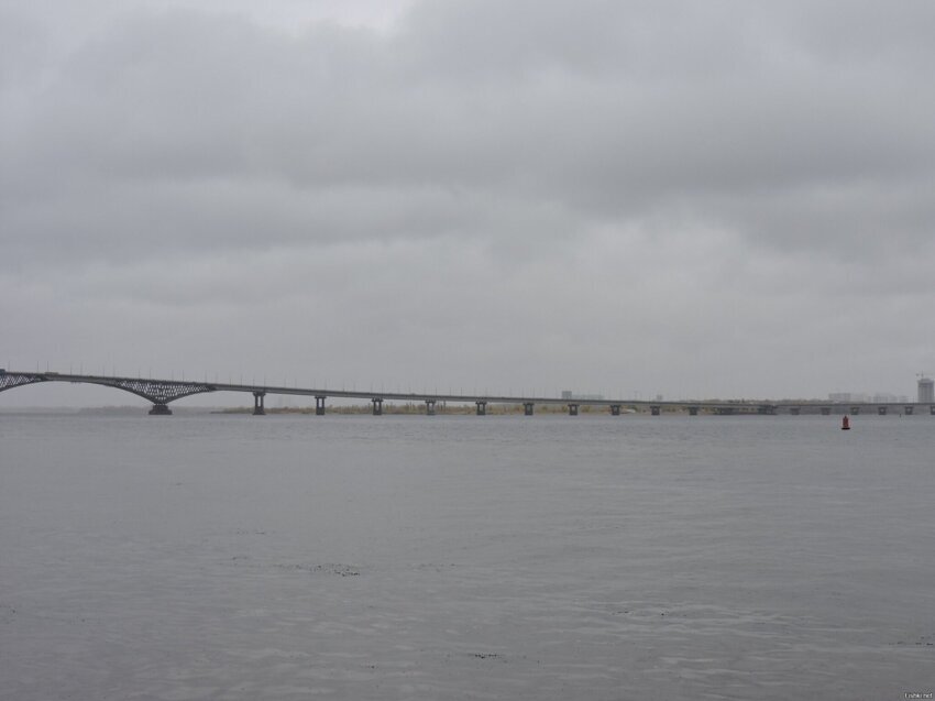 Городской пейзаж: Саратовский мост в дождевой дымке