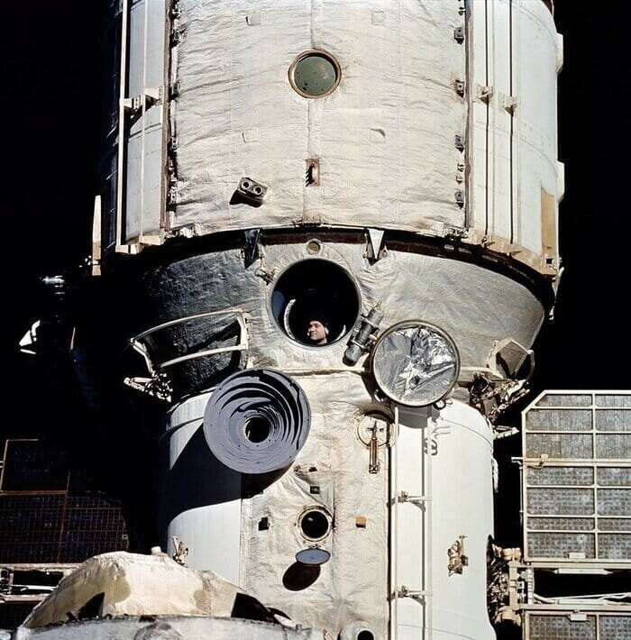 Космонавт Валерий Поляков выглядывает из иллюминатора орбитальной станции «Мир», 1994 год, Россия