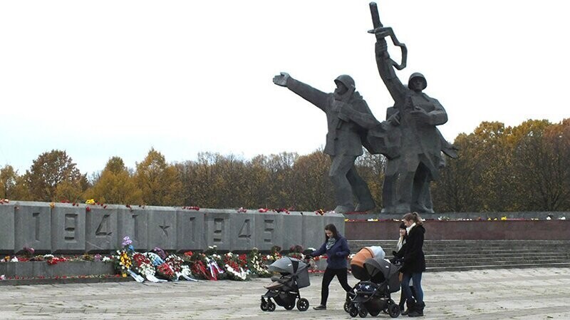 Монетизация прошлого: почему власти Латвии вновь заговорили о компенсациях за «советскую оккупацию»