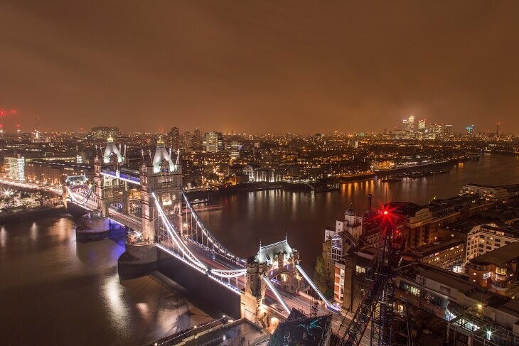Тауэрский мост — разводной мост в центре Лондона над рекой Темзой, недалеко от Лондонского Тауэра. Один из символов Лондона и Британи. 