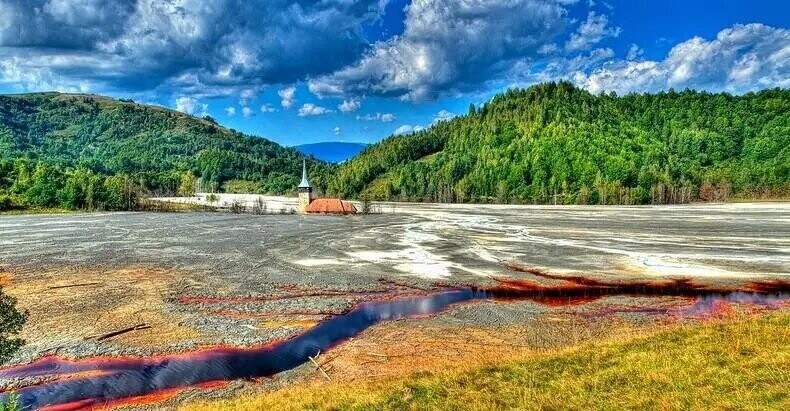Румынская деревня, на месте которой образовалось токсичное озеро