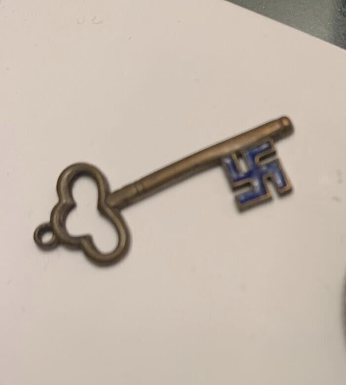 "Этот ключ достался мне вместе с наследством умершего деда. Что он должен отпирать?"