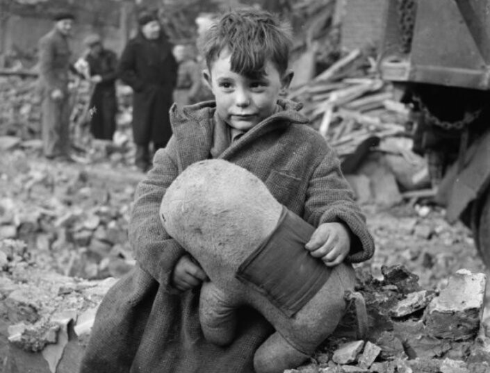 Лондон. Малыш остался один на развалинах своего дома после попадания немецкой ракеты Фау-2. Родители ребенка погибли.