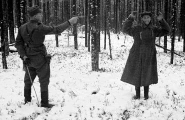 Ноябрь 1942 года, Восточная Карелия. Советский разведчик улыбается, зная, что через секунду финский офицер его застрелит.