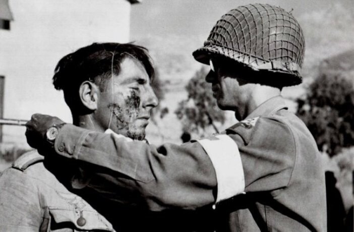Американский медик из 48 медбатальона второй бронетанковой дивизии делает перевязку раненому солдату из Германии.