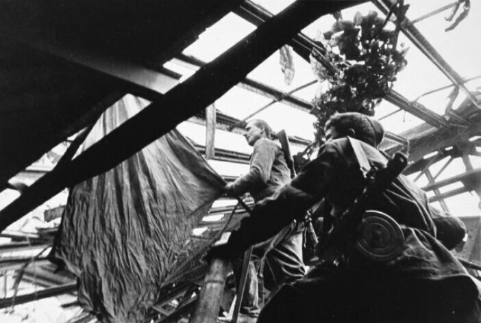 Май 1945 года. Берлин. На крыше Рейхстага Михаил Егоров и Мелитон Кантария устанавливают Знамя Победы.