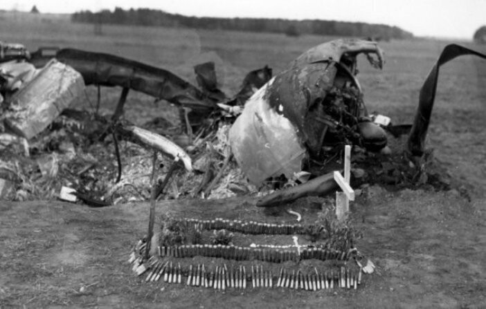 8 августа 1944 года. Захоронение летчика США. Могила сделана из пулеметных патронов его самолета Р-47 «Тандерболт».