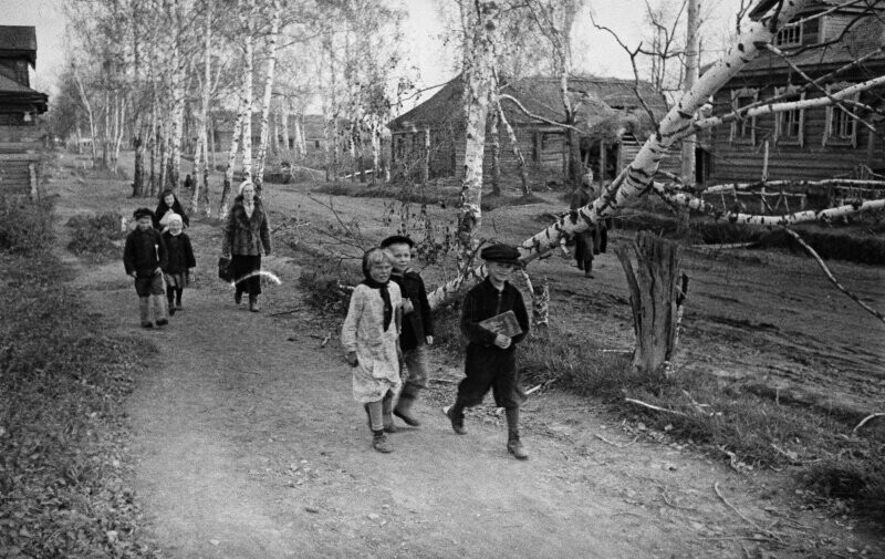 Первый поход в школу после освобождения. 1943 год, Ржевская область.