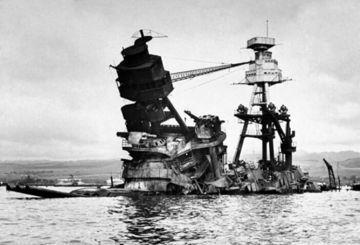 7 декабря 1941 года. Линкор «Аризона», который был потоплен после налета японских самолетов на Перл-Харбор.