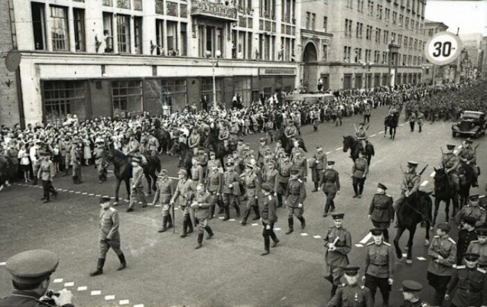 Москва. Марш пленных немцев. Впереди 19 фашистских генералов, за ними тысячи пленных солдат.