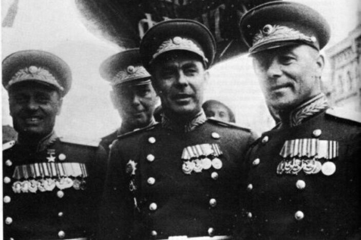 Парад Победы. В центре на фото Генерал-майор Леонид Ильич Брежнев во время войны был начальником политуправления 4-го Украинского фронта.