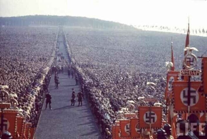1934 год, город Бюккебург. Масштабная демонстрация к празднованию Дня Благодарения, на которой присутствовали 700 тыс. человек.