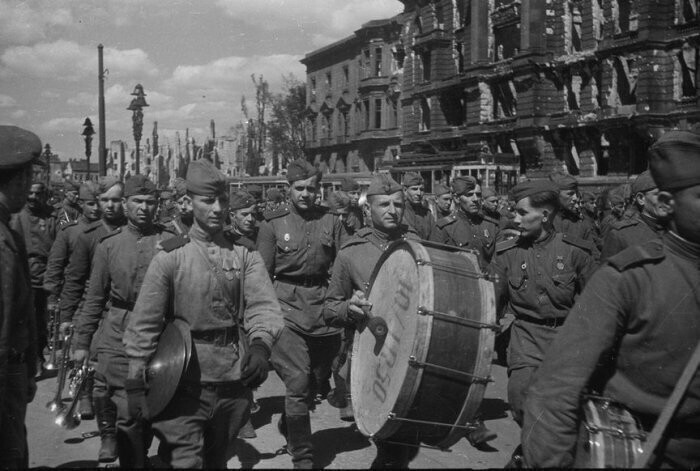 20 мая 1945 года. Берлин, у Рейхстага. Церемония торжественной отправки Знамени Победы в Москву.