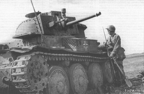 Красноармеец у захваченного немецкого легкого танка чешского производства LT vz