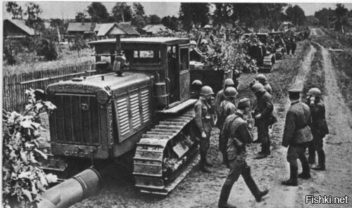 Перекур экипажей тракторных тягачей «Сталинец»