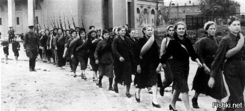 Советские девушки-добровольцы направляются на фронт