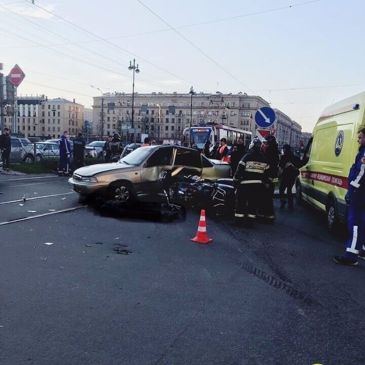 Авария дня. Мотоциклист погиб напротив парка Победы в Петербурге