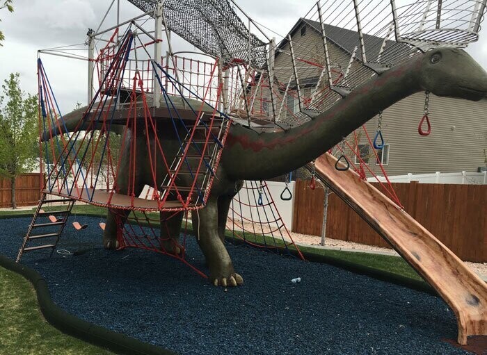 Папа сделал для детишек личного динозавра