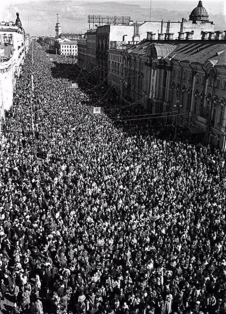 Сильное фото. 9 мая 1975 года. Ветераны идут по Невскому проспекту в тридцатилетнюю годовщину окончания войны.