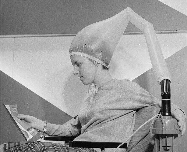 Так сушили волосы в салонах красоты в 1962 году