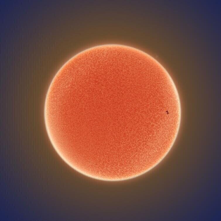 МКС проходит на фоне солнца
