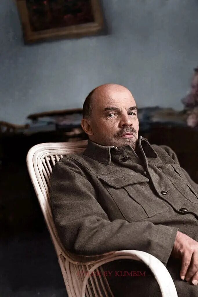 Раскрашенное фото российского революционера, советского политического и государственного деятеля Владимира Ленина