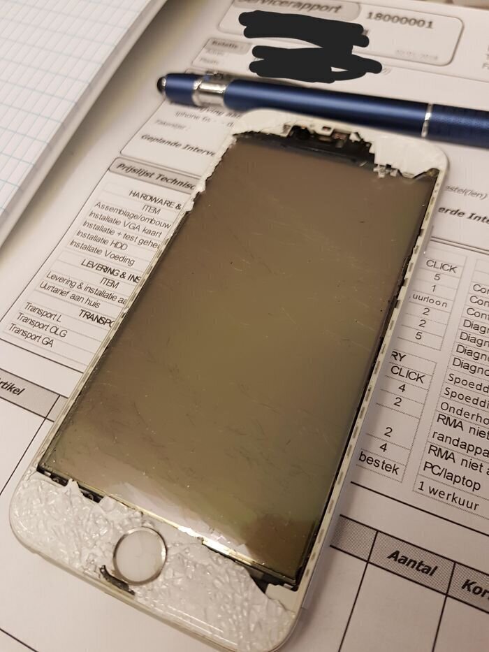 18. "Клиент принес iPhone - треснуло стекло и он решил, что нужно его просто снять, чтобы не трещина не мешала"