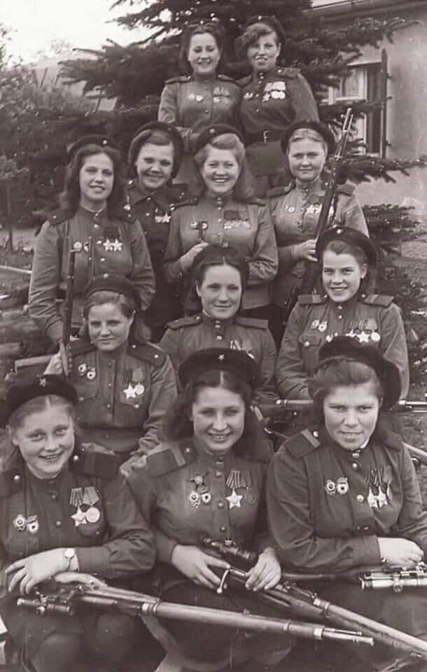 12 советских девушек снайперов, уничтоживших более 700 фашистов во время Великой Отечественной войны. 1945г.