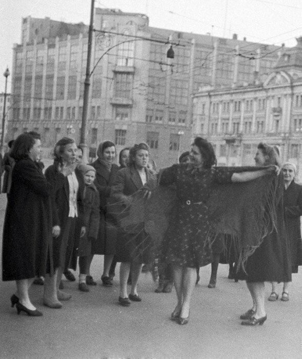  9 мая 45 года в Москве - пели, плясали, поздравляли друг-друга с Победой...