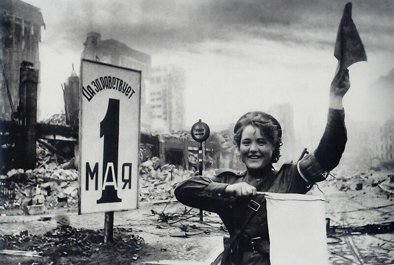 Мария Тимофеевна Шальнева (Ненахова), ефрейтор 87-го отдельного дорожно-эксплуатационного батальона, регулирует движение военной техники недалеко от рейхстага в Берлине"(С)...2 мая 1945 г.