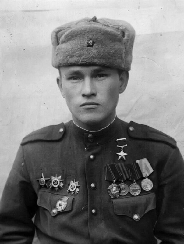 Герой Советского Союза командир отделения 667-го стрелкового полка Самат Салахович Садриев (1920 — 1988).