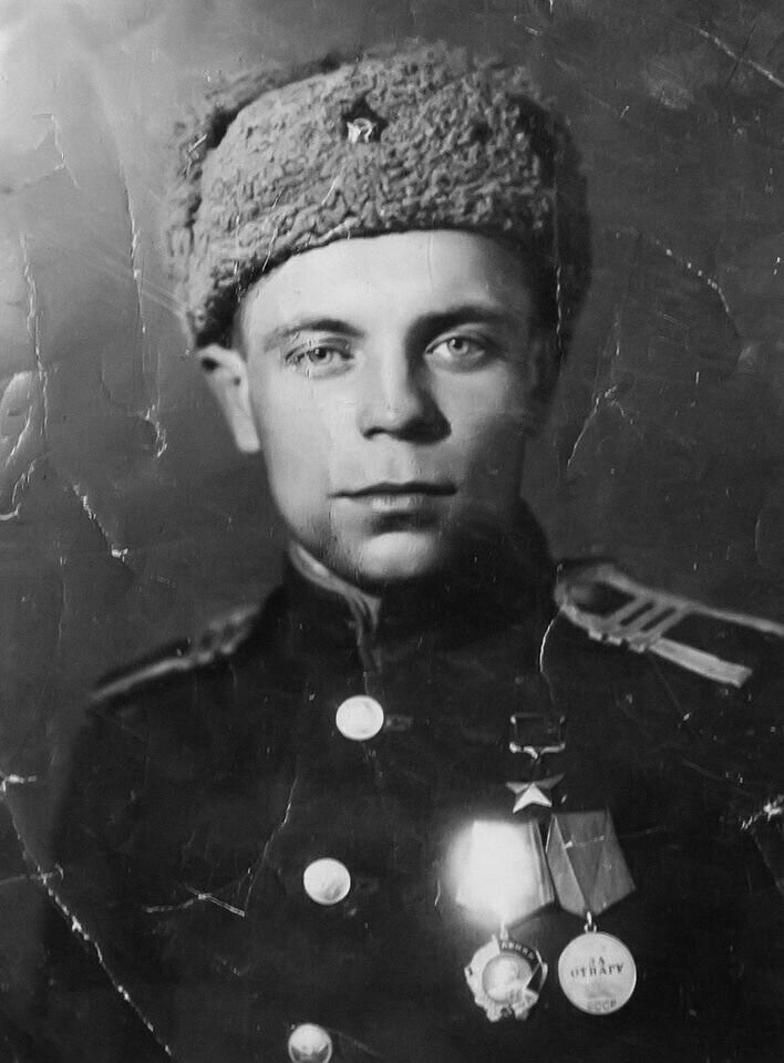 Герой Советского Союза командир отделения телефонно-кабельного взвода Павел Яковлевич Гурьянов (1918 — 1960).