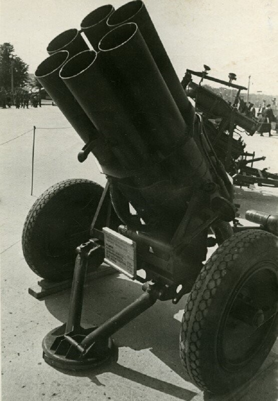Реактивная пусковая установка 21 cm Nebelwerfer 42