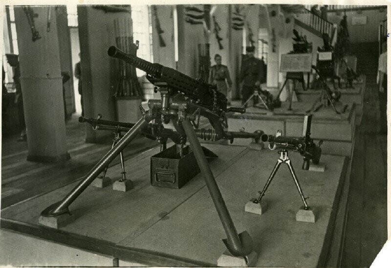 Станковый пулемёт MG.37(t) и ручные пулемёты MG.26(t) чехословацкого производства