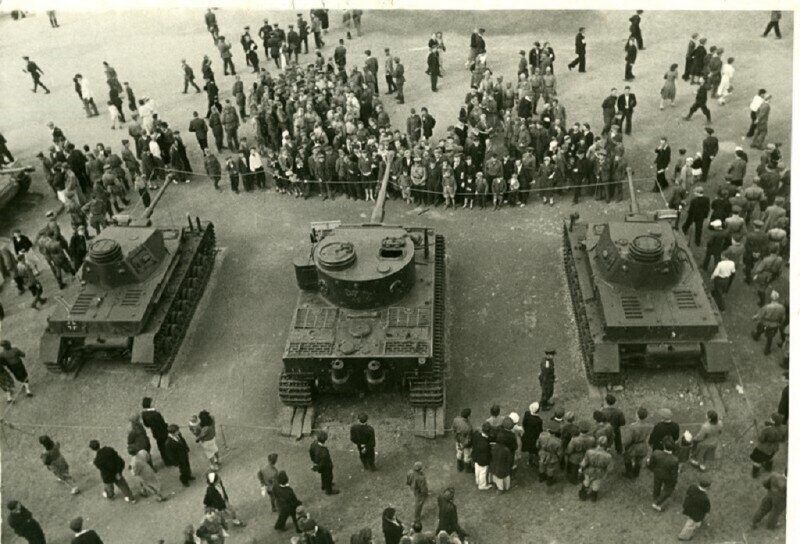 Трофейные немецкие танки Pz.IV и Pz.VIH (в центре)