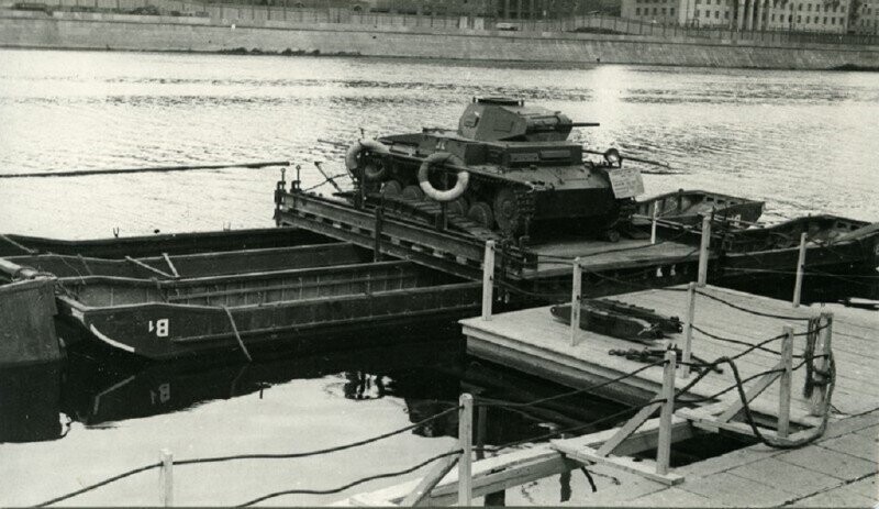 Лёгкий танк Pz.II на пароме из элементов понтонного парка