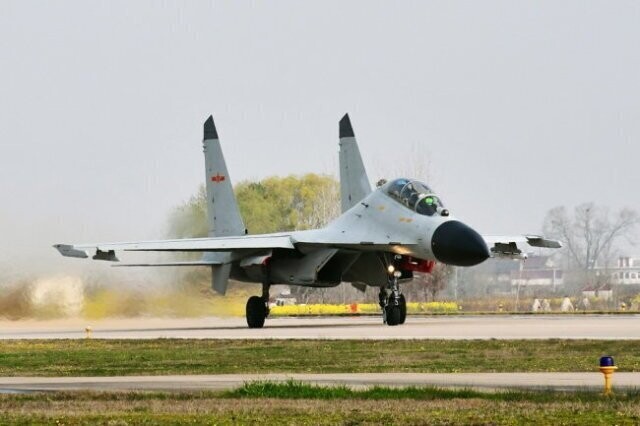 NI назвал китайский J-15 неудачной копией Су-33
